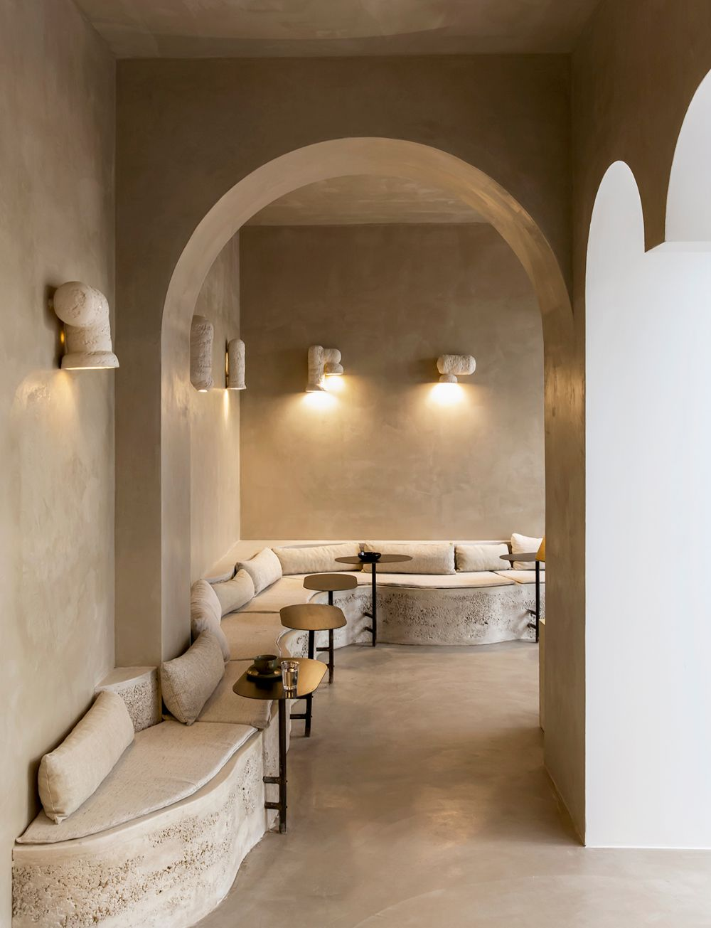 Không gian của quán cafe được thiết kế theo phong cách wabi sabi