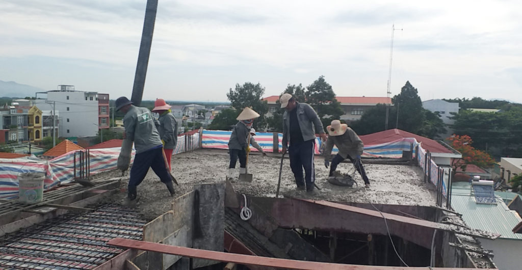 thi công tầng tum