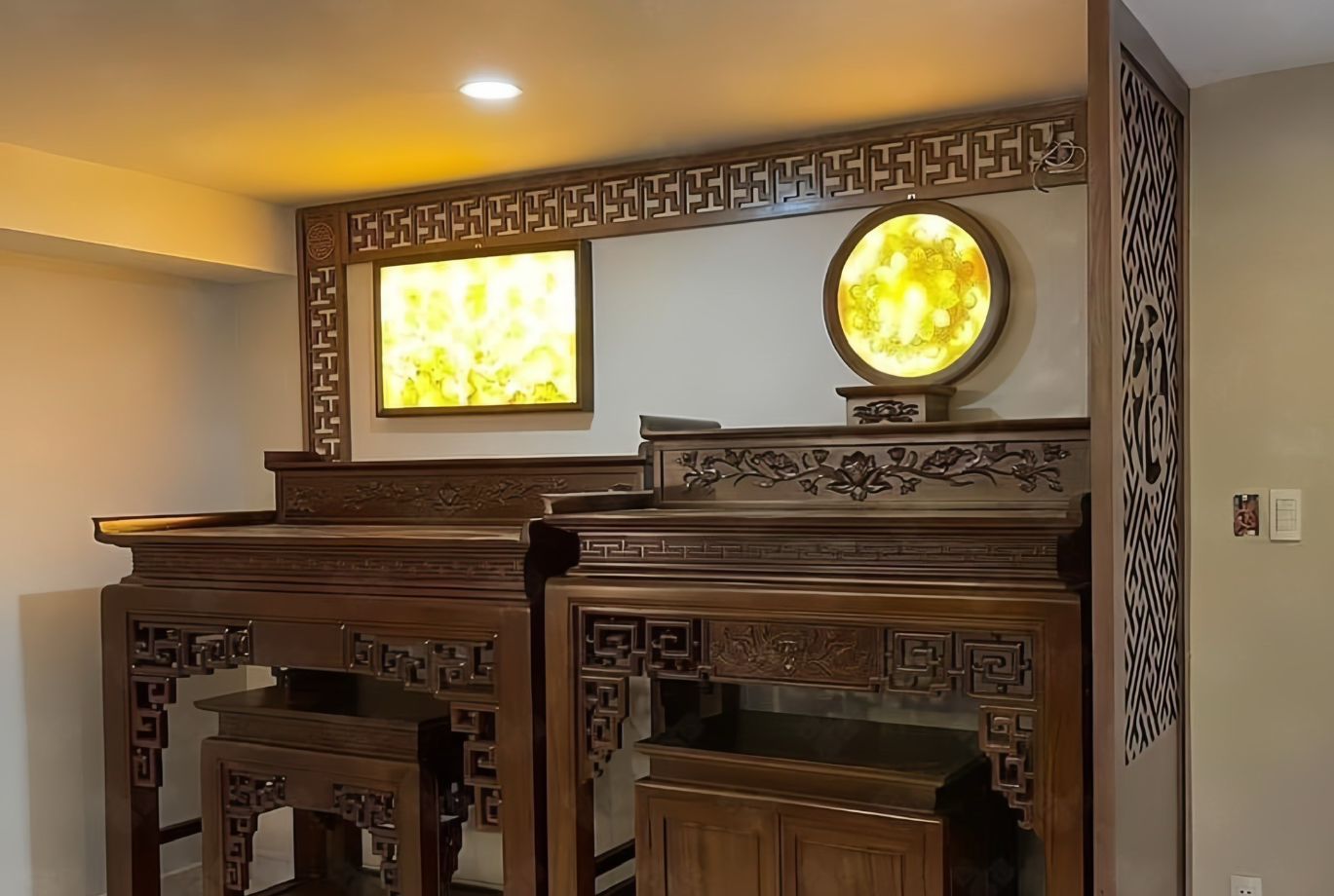 cách bố trí bàn thờ ở phòng khách nhà ống