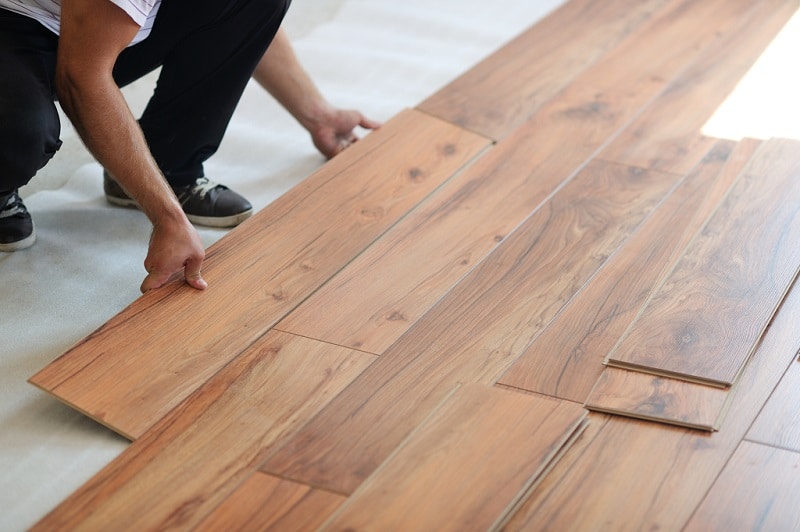 So sánh sàn nhựa giả gỗ và sàn gỗ công nghiệp
