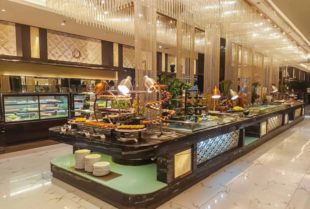Top mẫu thiết kế nhà hàng đẹp, đơn giản và sang trọng 2026 11 Bố trí quầy line buffet với lối đi hai chiều thuận tiện