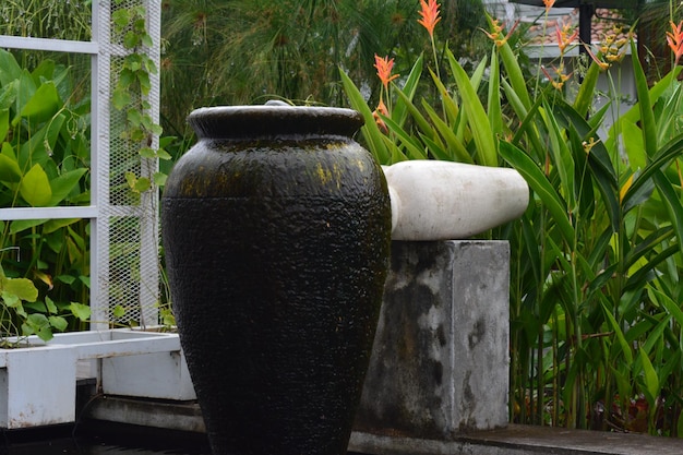 trang trí sân vườn bằng chum vại