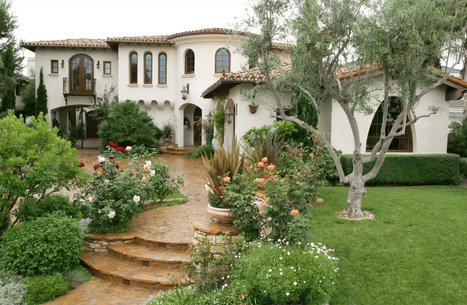 Sân vườn Địa Trung Hải: Top mẫu thiết kế đẹp 2025 9 sân vườn địa trung hải