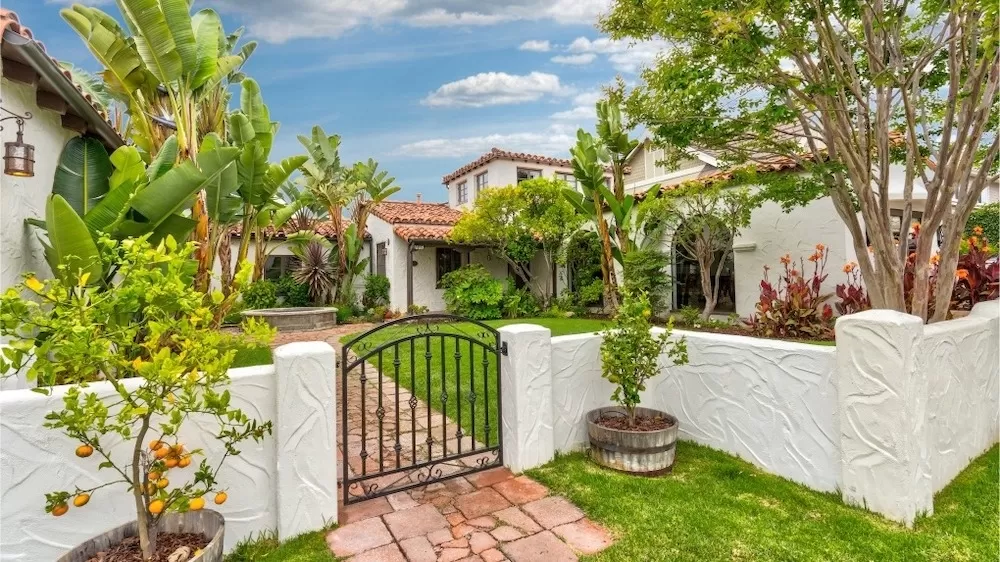 nhà 2 tầng phong cách địa trung hải