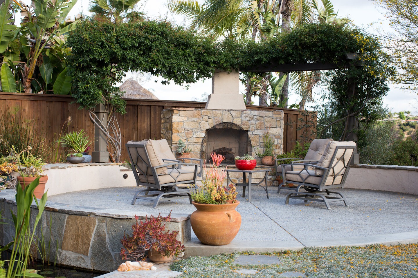 Sân vườn Địa Trung Hải: Top mẫu thiết kế đẹp 2025 3 nhà vườn phong cách địa trung hải