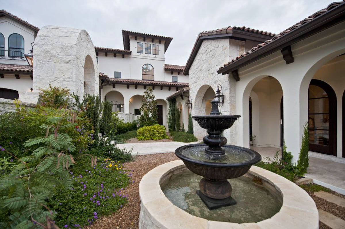 Sân vườn Địa Trung Hải: Top mẫu thiết kế đẹp 2025 7 sân vườn địa trung hải