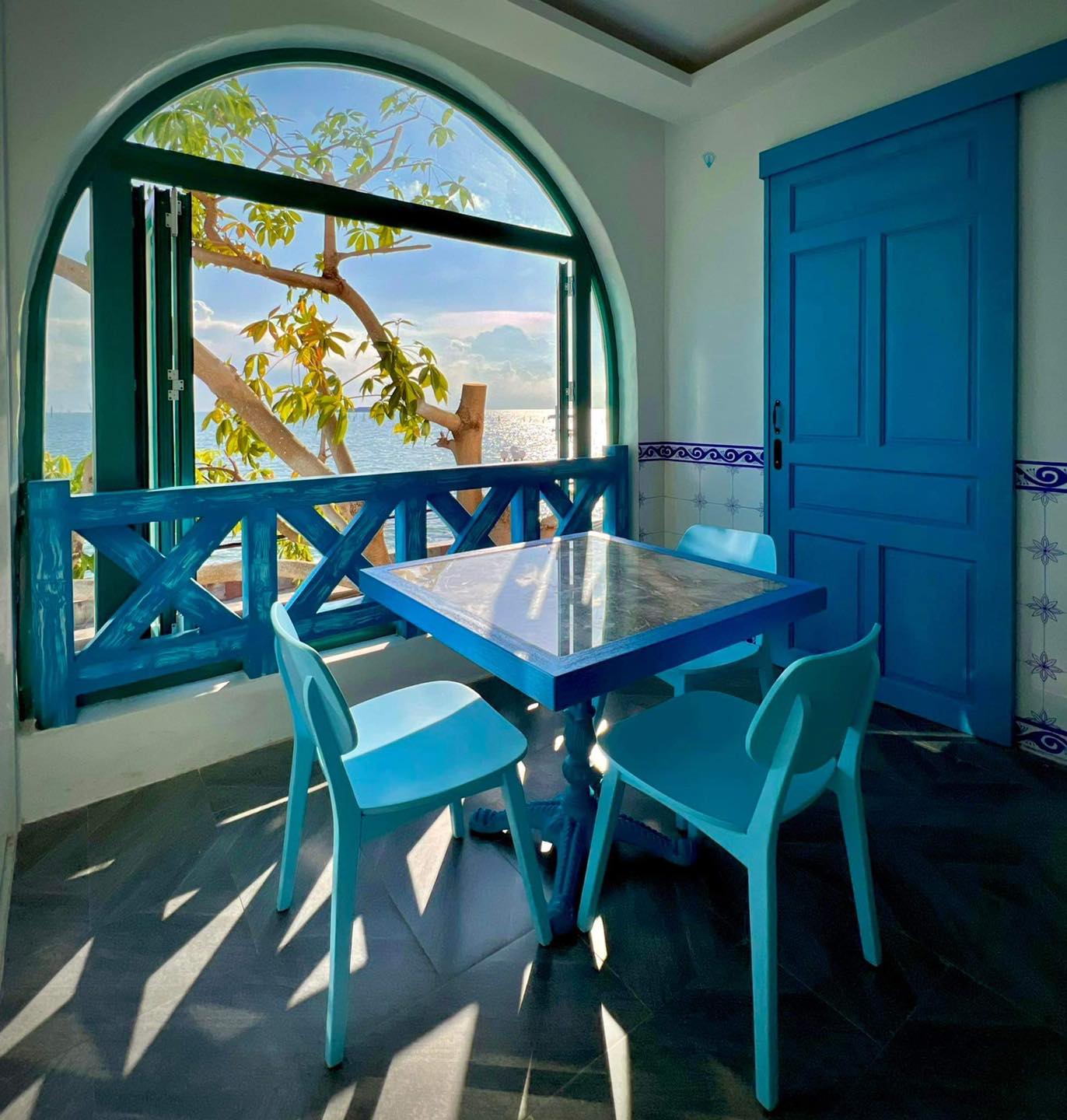 Nhà ống phong cách Địa Trung Hải: Mẫu thiết kế đẹp 2025 7 Nhà ống phong cách Địa Trung Hải