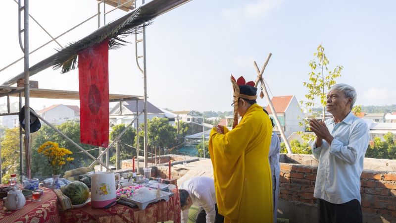 Văn khấn cất nóc nhà: Thủ tục, lễ vật và bài cúng chuẩn 2025 17 thủ tục cất nóc nhà