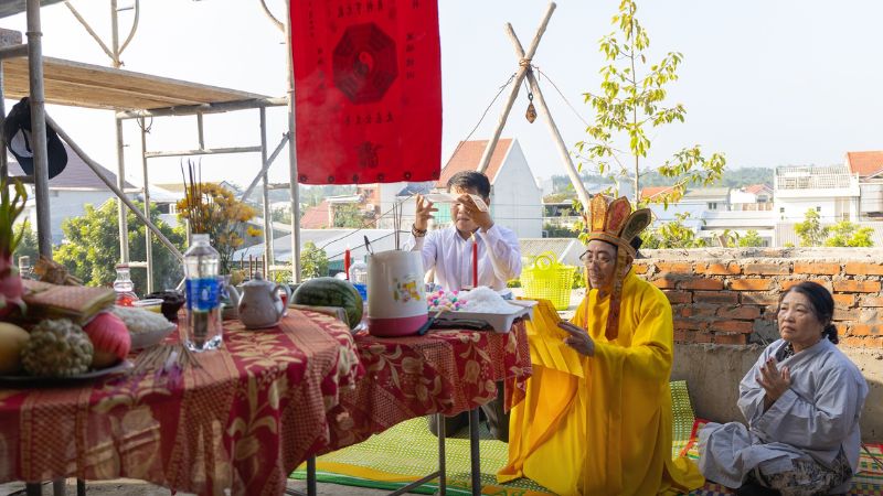 Văn khấn cất nóc nhà: Thủ tục, lễ vật và bài cúng chuẩn 2025 5 văn khấn đổ mái