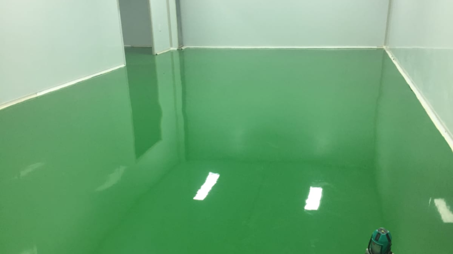Sơn epoxy tự san phẳng là gì? Ưu điểm, quy trình thi công & báo giá 2026 2 sơn sàn epoxy tự san phẳng