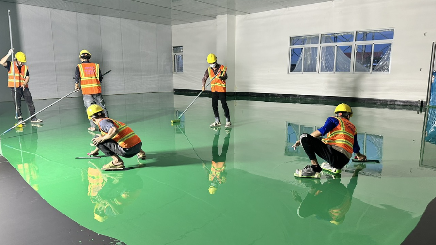 Sơn epoxy tự san phẳng là gì? Ưu điểm, quy trình thi công & báo giá 2026 15 sơn sàn epoxy tự san phẳng