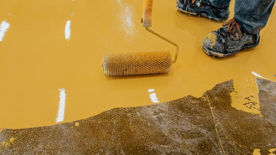 Sơn epoxy tự san phẳng là gì? Ưu điểm, quy trình thi công & báo giá 2026 3 báo giá thi công sơn epoxy tự san phẳng