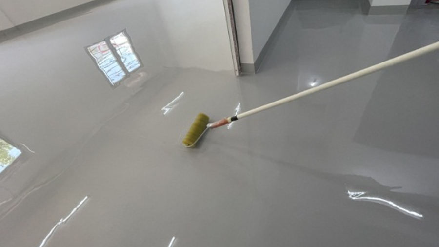Sơn epoxy tự san phẳng là gì? Ưu điểm, quy trình thi công & báo giá 2026 5 sơn tự san phẳng