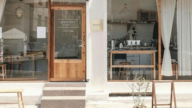 Thiết kế quán cafe theo diện tích và phong cách đẹp nhất 2026 31 thiết kế quán cafe sân vườn đơn giản