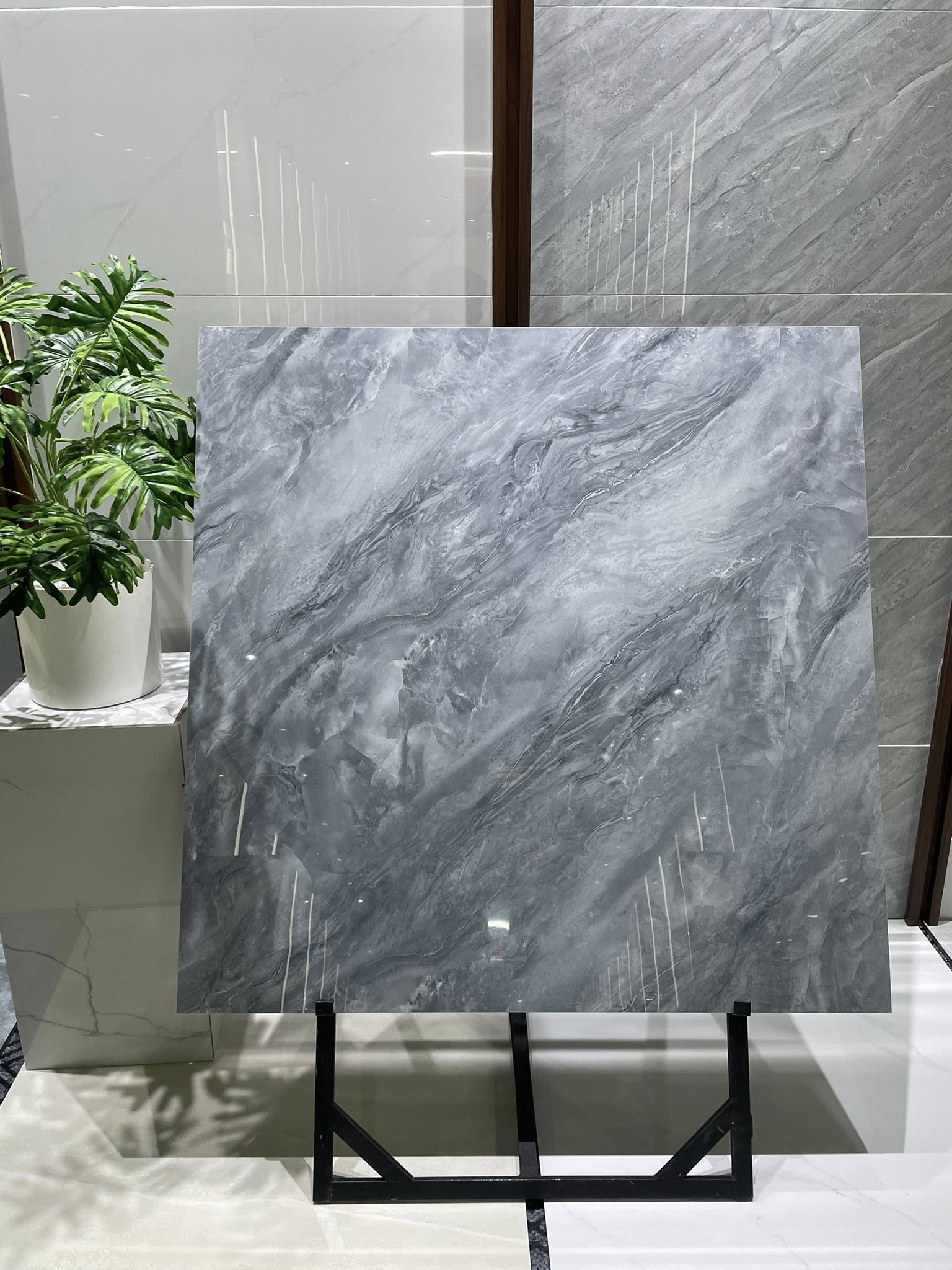So sánh gạch Granite và gạch Porcelain: Loại nào tốt hơn cho nhà bạn? 3 Đặc điểm gạch Granite