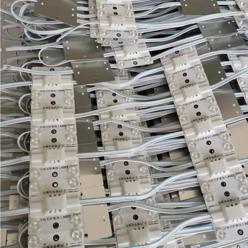 đèn trần xuyên sáng